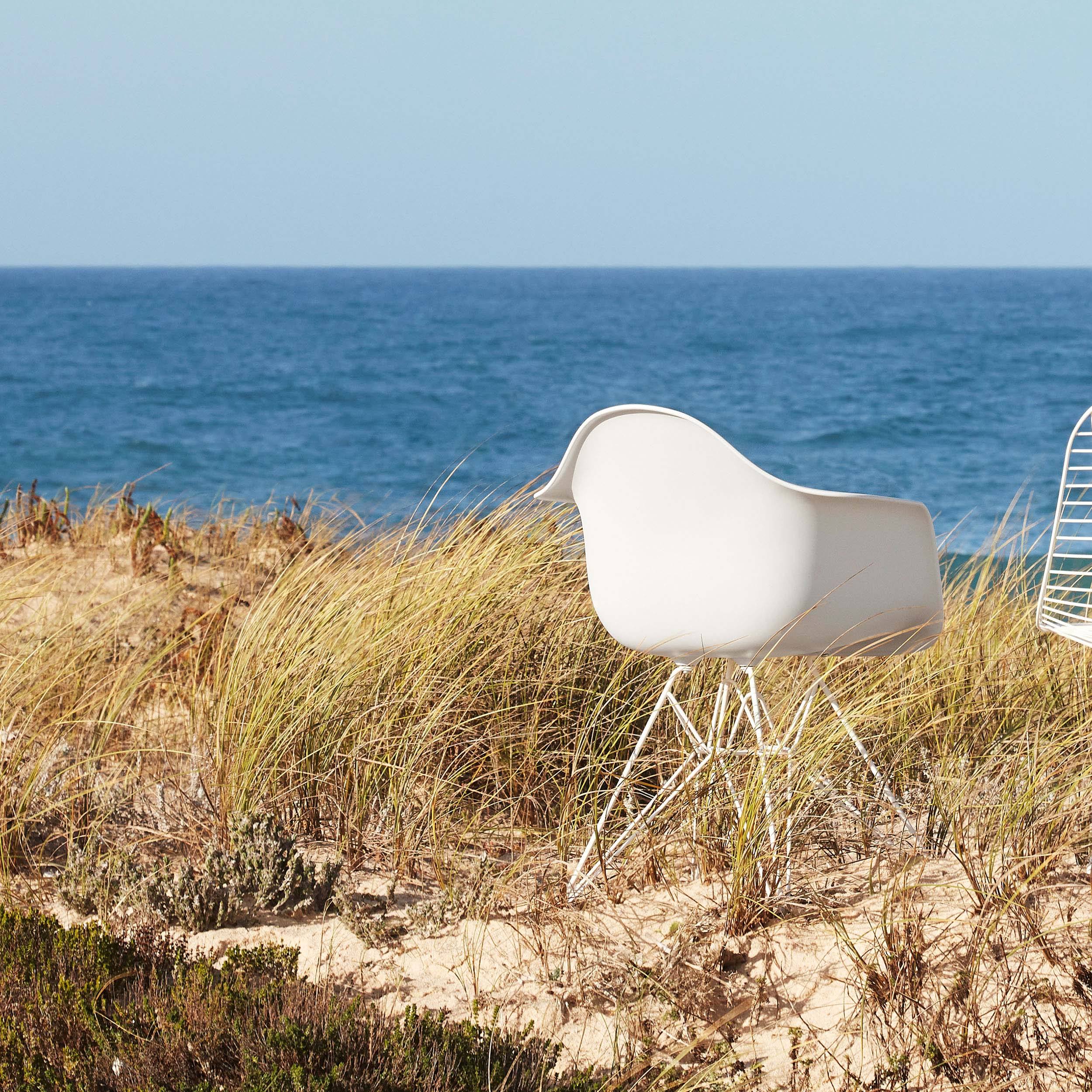 Eames Plastic Armchair Stuhl DAR Gestell weiß mit Filzgleitern