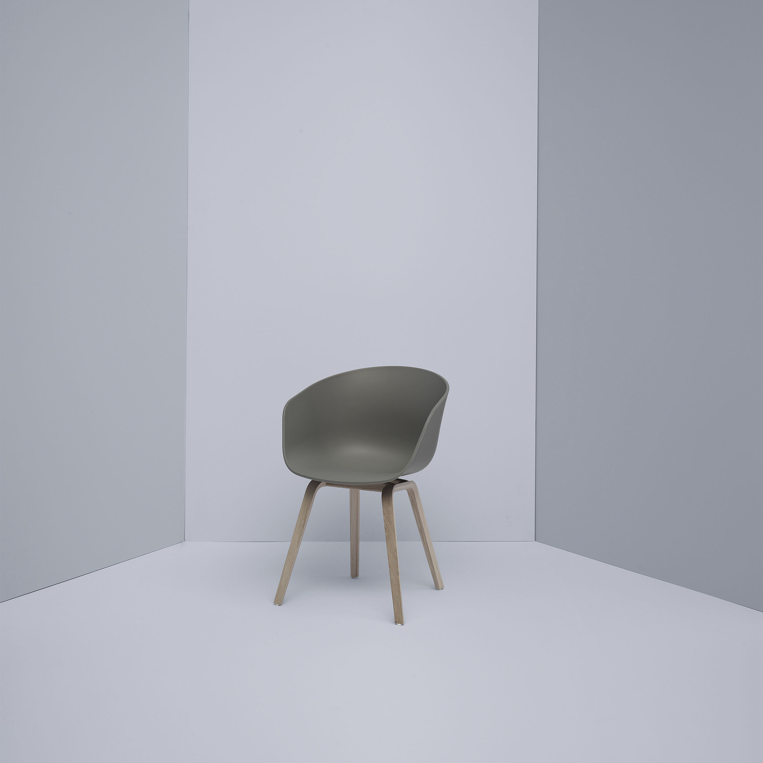 About a Chair AAC22 Stuhl lackiert